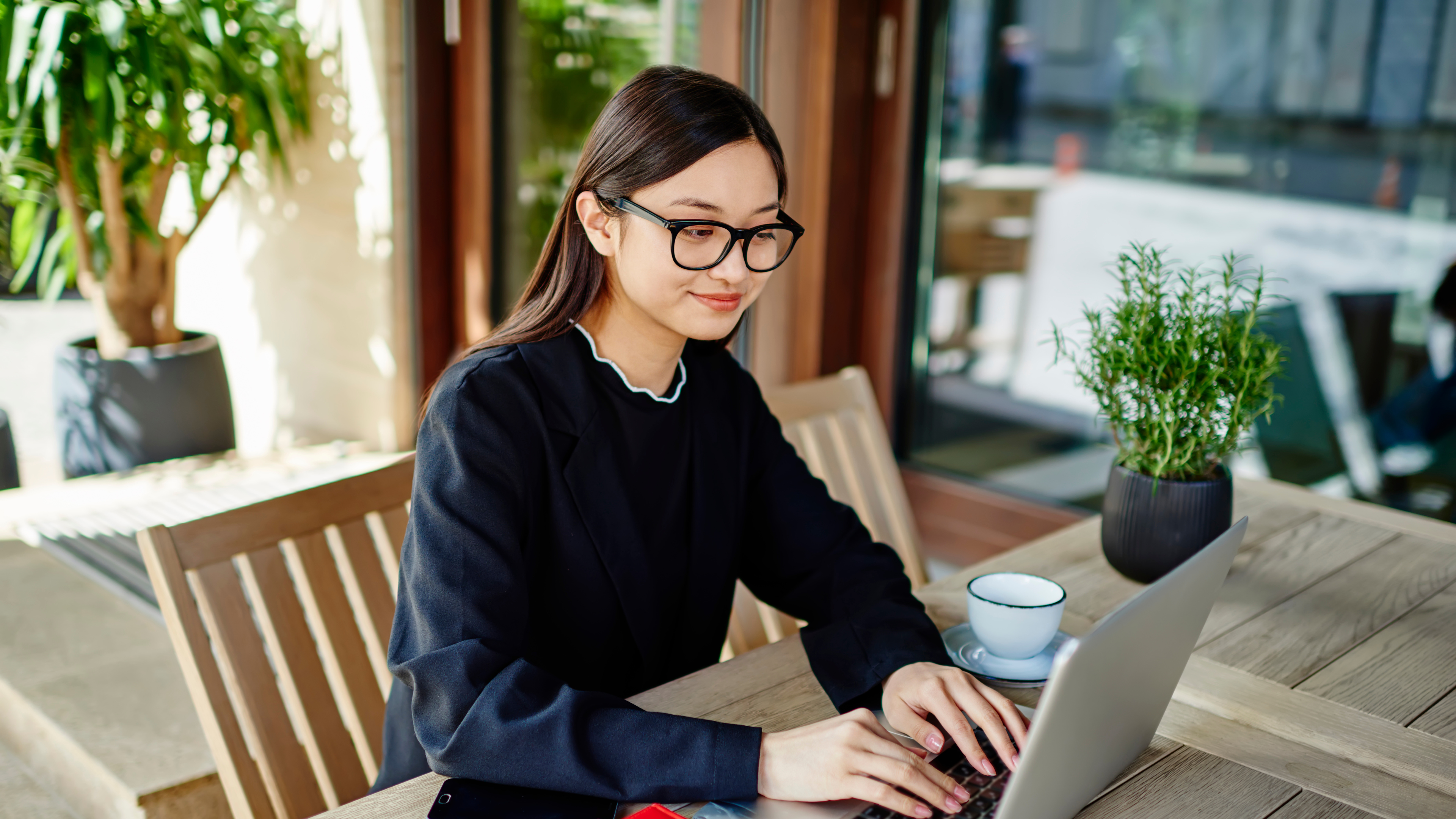 區塊鏈產業雖然以技術工作者打頭陣,但也需要行政人員的加入,與技術工作者相輔相成。